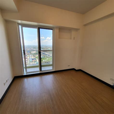 Modern 1BR Near Ayala Cloverleaf .